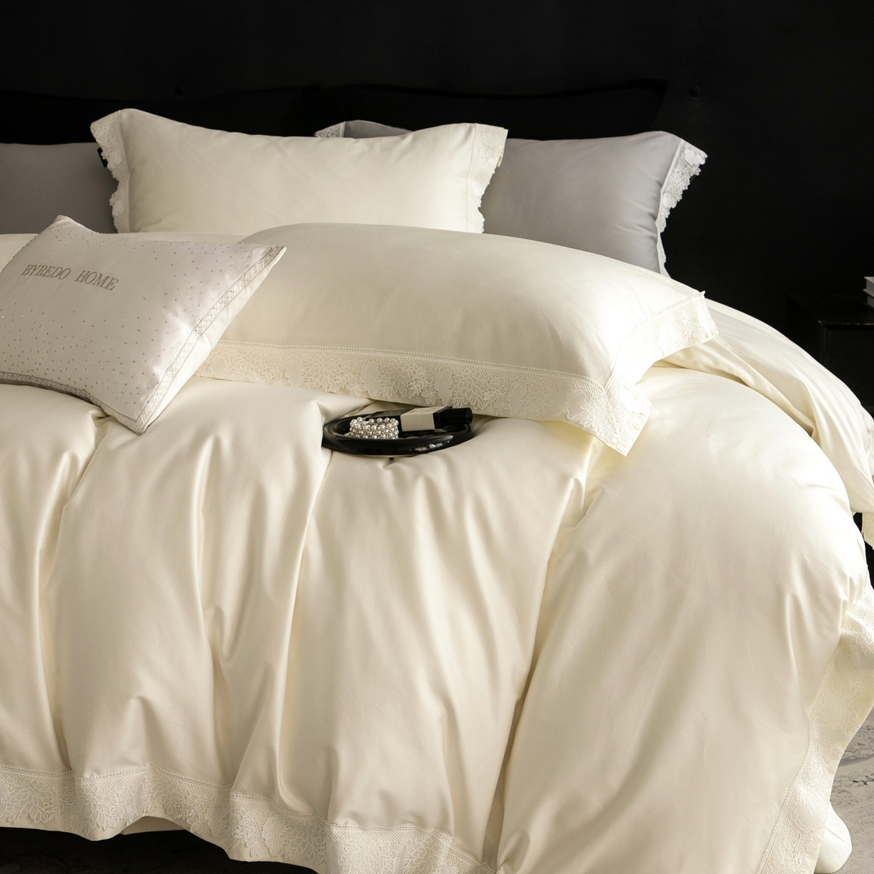 91家纺网 家纺一手货源 找家纺 馨蕊家居2025新款秋冬原创设计师轻奢风100支高定系列四件套-棉米朵 棉米朵-月光白