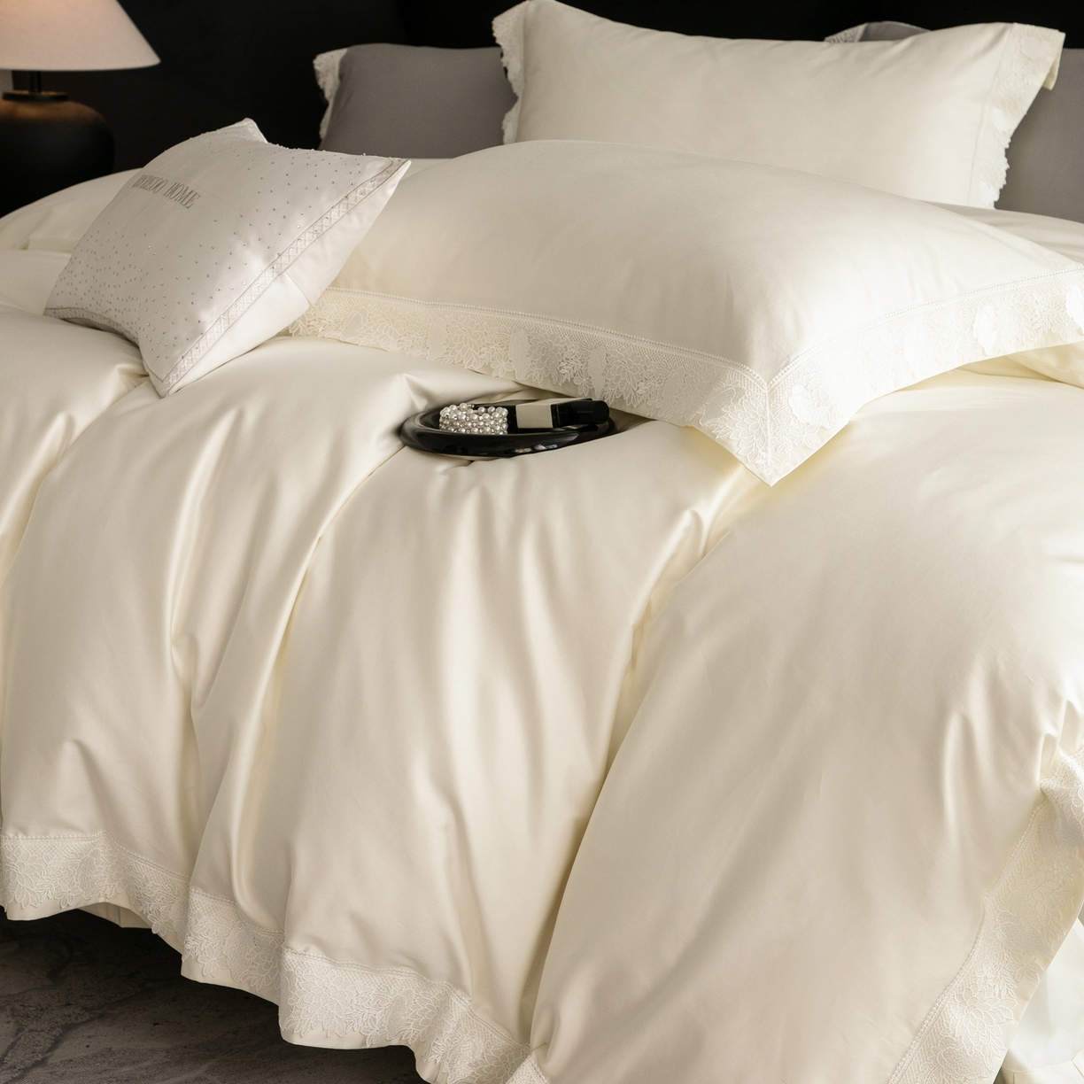 91家纺网 家纺一手货源 找家纺 馨蕊家居2025新款秋冬原创设计师轻奢风100支高定系列四件套-棉米朵 棉米朵-月光白