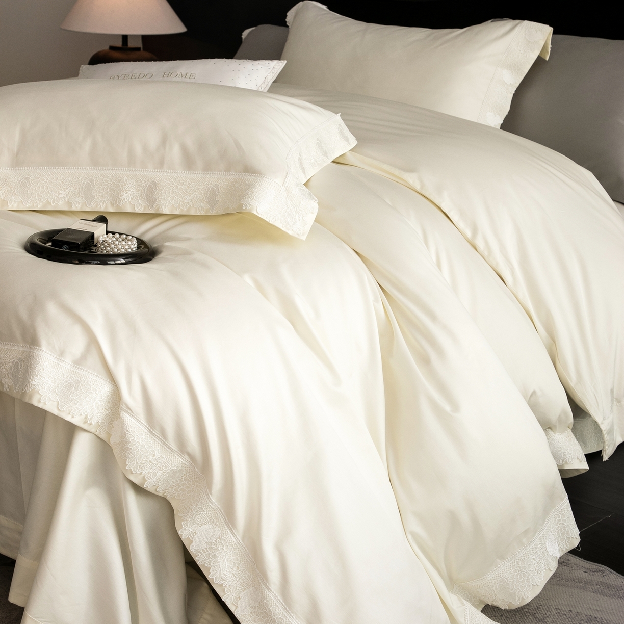 91家纺网 家纺一手货源 找家纺 馨蕊家居2025新款秋冬原创设计师轻奢风100支高定系列四件套-棉米朵 棉米朵-月光白