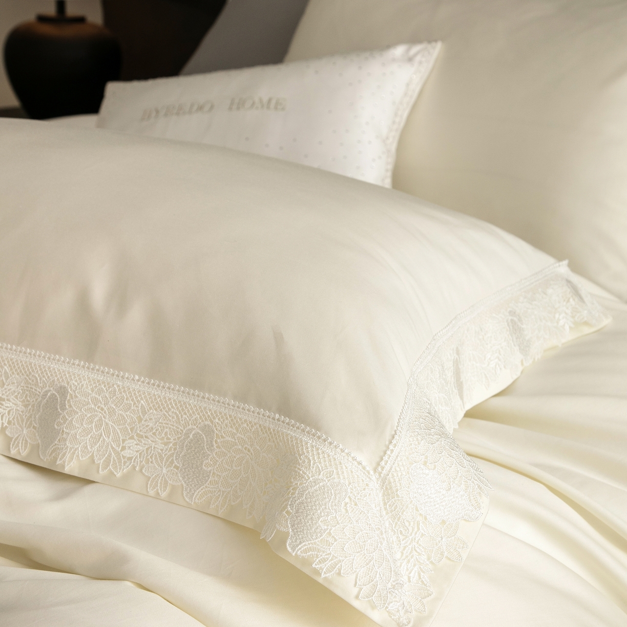 91家纺网 家纺一手货源 找家纺 馨蕊家居2025新款秋冬原创设计师轻奢风100支高定系列四件套-棉米朵 棉米朵-月光白