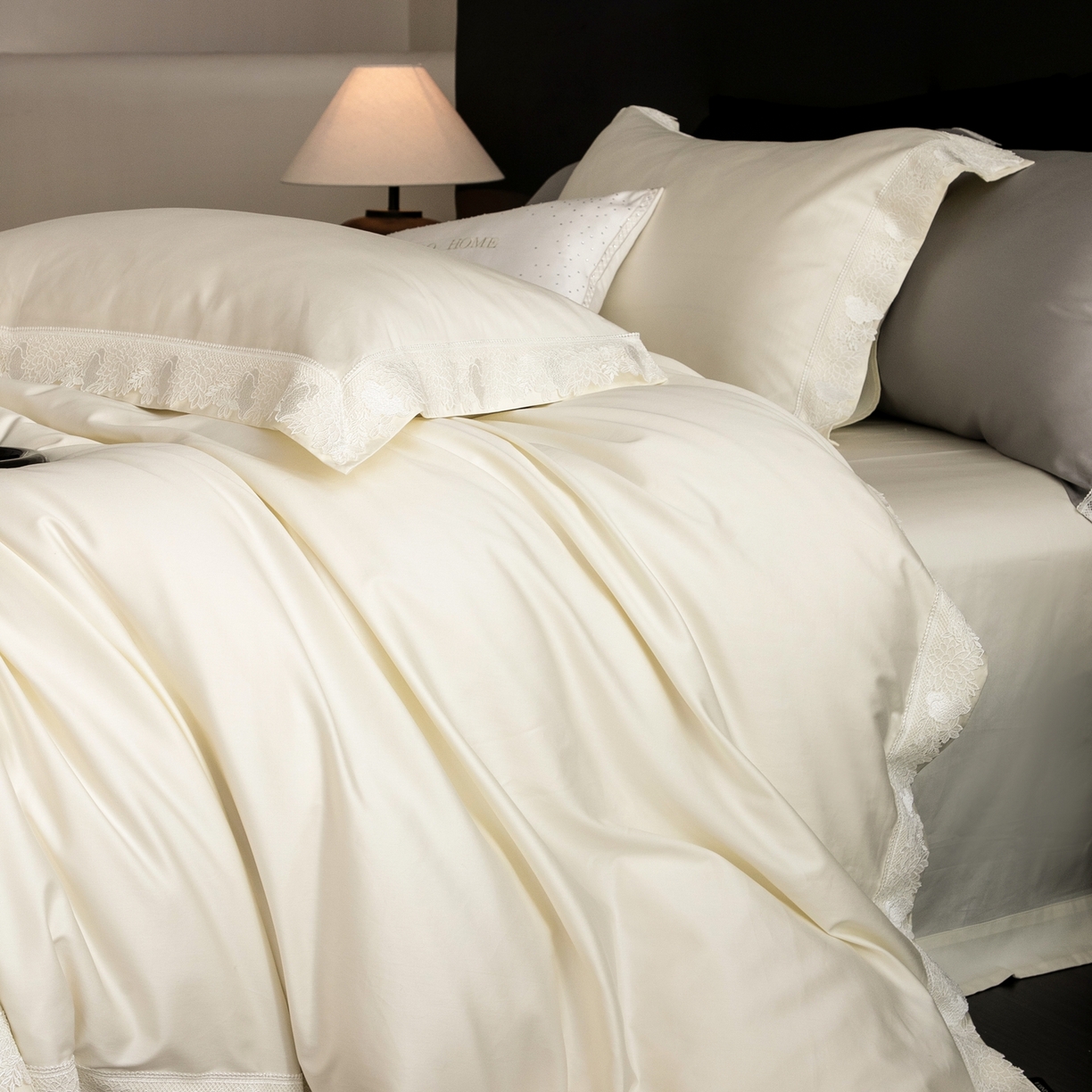 91家纺网 家纺一手货源 找家纺 馨蕊家居2025新款秋冬原创设计师轻奢风100支高定系列四件套-棉米朵 棉米朵-月光白