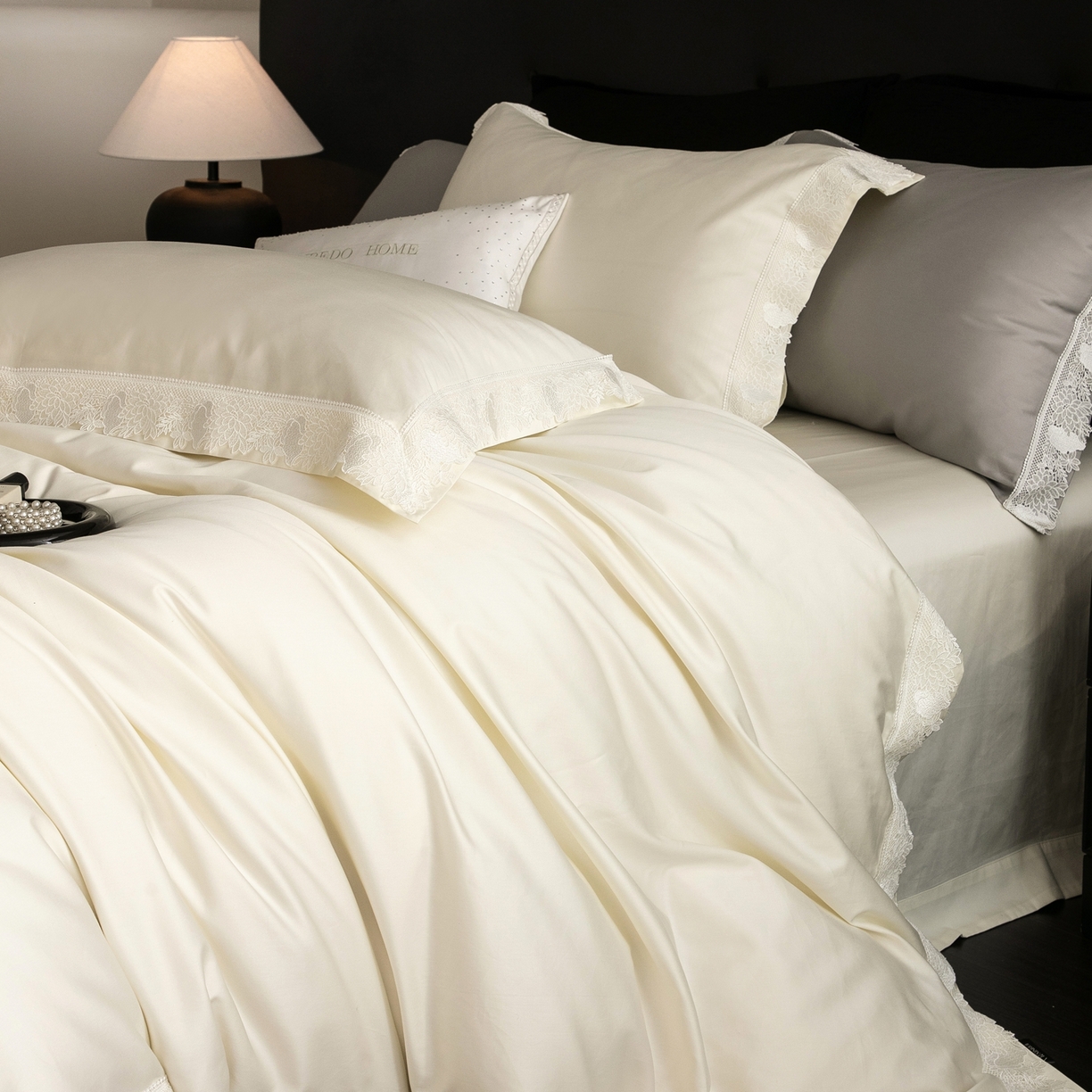 91家纺网 家纺一手货源 找家纺 馨蕊家居2025新款秋冬原创设计师轻奢风100支高定系列四件套-棉米朵 棉米朵-月光白