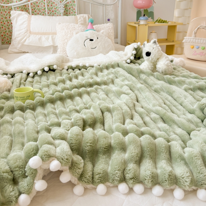 91家纺网 家纺一手货源 找家纺 潮邦创意家居 2025新款宽条球毯大抽条配羊羔绒立体工艺绒毯毛毯盖毯 宽条球毯绿