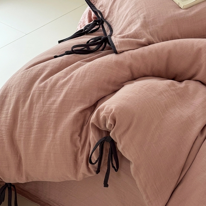 91家纺网 家纺一手货源 找家纺 FORTWO家纺原创设计（FOR TWO家纺） 2025新款双层纱撞色包边蝴蝶结款四件套-海盐 海盐-红茶