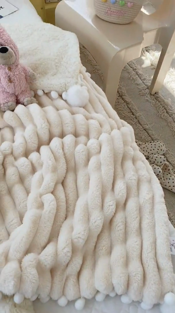 91家纺网 家纺一手货源 找家纺 潮邦创意家居 2025新款宽条球毯大抽条配羊羔绒立体工艺绒毯毛毯盖毯 宽条球毯白