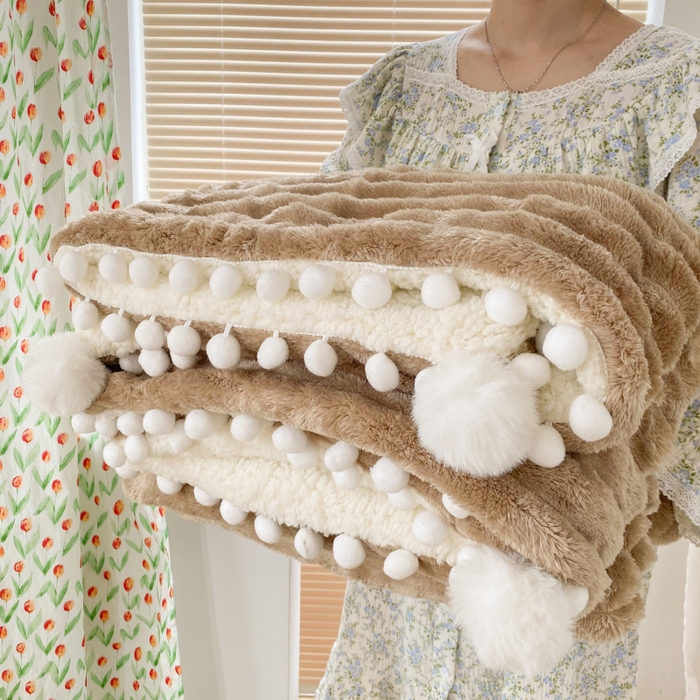 91家纺网 家纺一手货源 找家纺 潮邦创意家居 2025新款宽条球毯大抽条配羊羔绒立体工艺绒毯毛毯盖毯 宽条球毯奶咖