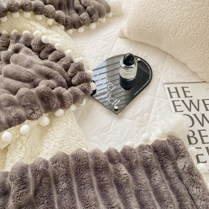 91家纺网 家纺一手货源 找家纺 潮邦创意家居 2025新款宽条球毯大抽条配羊羔绒立体工艺绒毯毛毯盖毯 宽条球毯高级灰