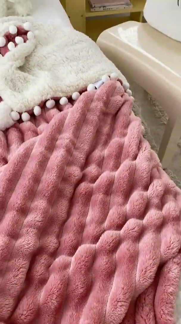 91家纺网 家纺一手货源 找家纺 潮邦创意家居 2025新款宽条球毯大抽条配羊羔绒立体工艺绒毯毛毯盖毯 宽条球毯豆沙