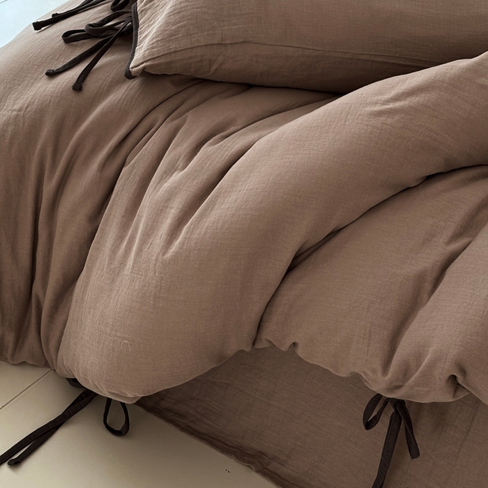 91家纺网 家纺一手货源 找家纺 FORTWO家纺原创设计（FOR TWO家纺） 2025新款双层纱撞色包边蝴蝶结款四件套-海盐 海盐-黑巧