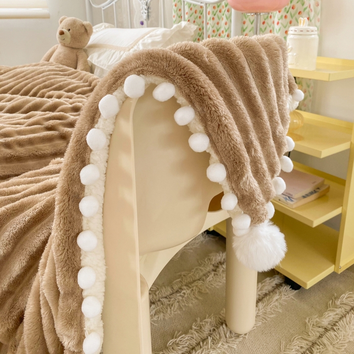 91家纺网 家纺一手货源 找家纺 潮邦创意家居 2025新款宽条球毯大抽条配羊羔绒立体工艺绒毯毛毯盖毯 宽条球毯奶咖