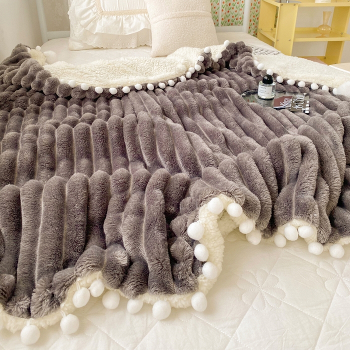 91家纺网 家纺一手货源 找家纺 潮邦创意家居 2025新款宽条球毯大抽条配羊羔绒立体工艺绒毯毛毯盖毯 宽条球毯高级灰