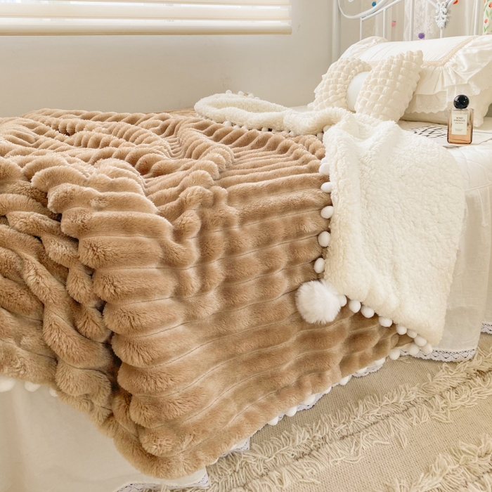 91家纺网 家纺一手货源 找家纺 潮邦创意家居 2025新款宽条球毯大抽条配羊羔绒立体工艺绒毯毛毯盖毯 宽条球毯奶咖