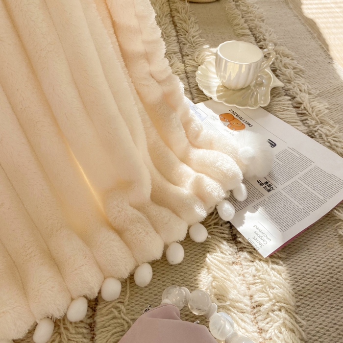 91家纺网 家纺一手货源 找家纺 潮邦创意家居 2025新款宽条球毯大抽条配羊羔绒立体工艺绒毯毛毯盖毯 宽条球毯白