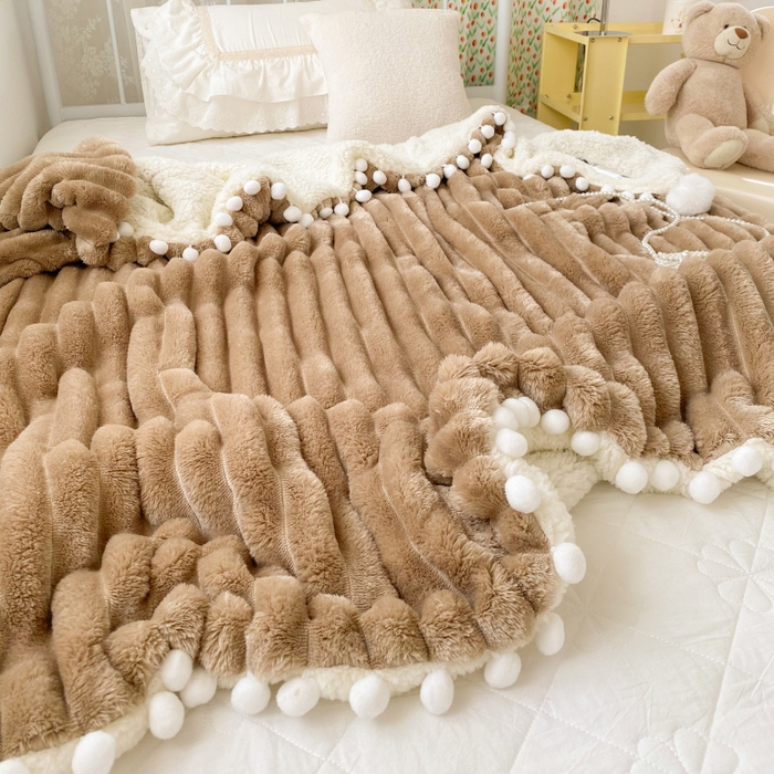 91家纺网 家纺一手货源 找家纺 潮邦创意家居 2025新款宽条球毯大抽条配羊羔绒立体工艺绒毯毛毯盖毯 宽条球毯奶咖