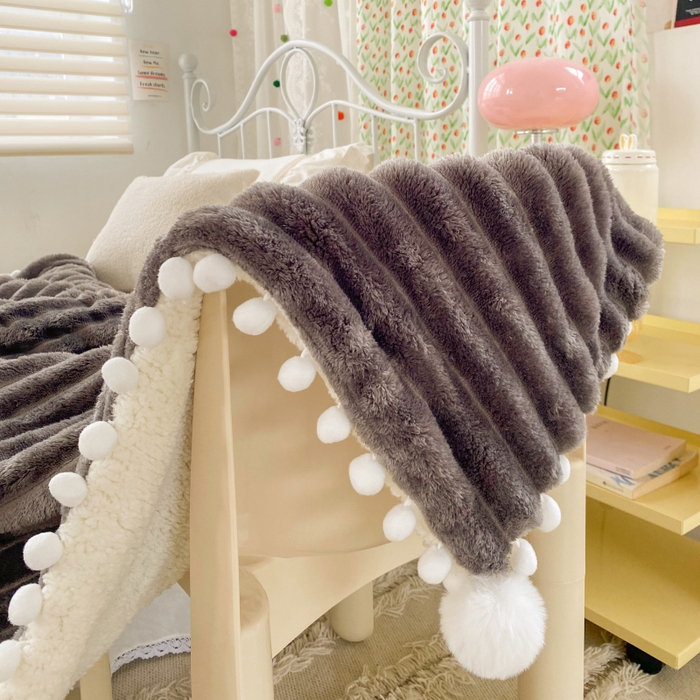 91家纺网 家纺一手货源 找家纺 潮邦创意家居 2025新款宽条球毯大抽条配羊羔绒立体工艺绒毯毛毯盖毯 宽条球毯高级灰