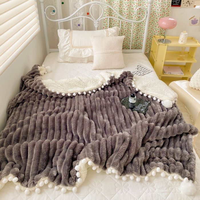 91家纺网 家纺一手货源 找家纺 潮邦创意家居 2025新款宽条球毯大抽条配羊羔绒立体工艺绒毯毛毯盖毯 宽条球毯高级灰
