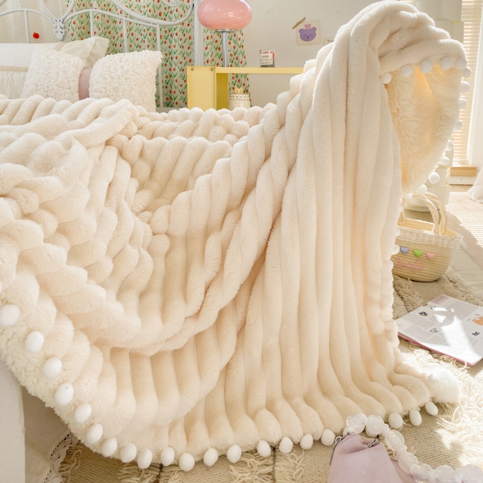 91家纺网 家纺一手货源 找家纺 潮邦创意家居 2025新款宽条球毯大抽条配羊羔绒立体工艺绒毯毛毯盖毯 宽条球毯白