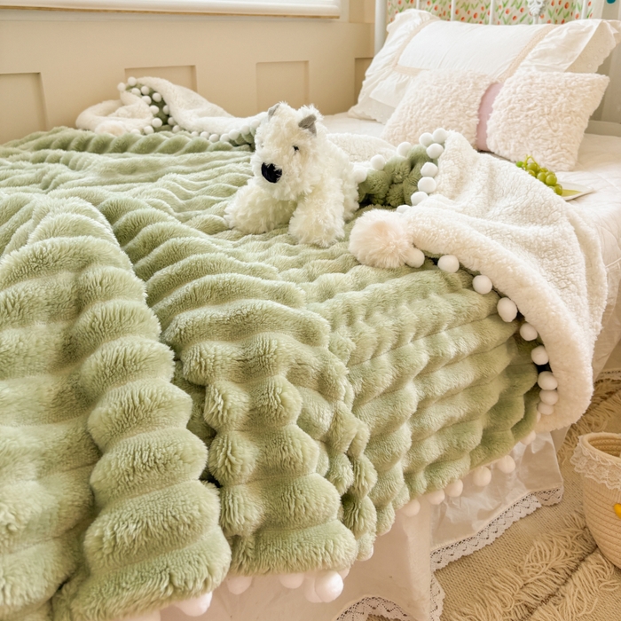 91家纺网 家纺一手货源 找家纺 潮邦创意家居 2025新款宽条球毯大抽条配羊羔绒立体工艺绒毯毛毯盖毯 宽条球毯绿