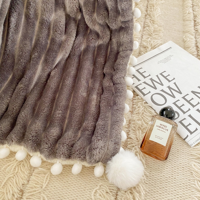 91家纺网 家纺一手货源 找家纺 潮邦创意家居 2025新款宽条球毯大抽条配羊羔绒立体工艺绒毯毛毯盖毯 宽条球毯高级灰