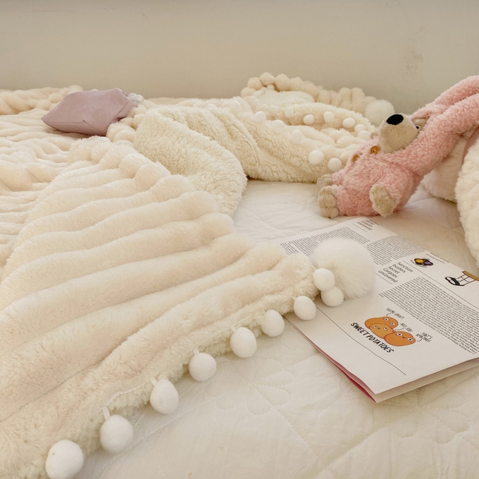 91家纺网 家纺一手货源 找家纺 潮邦创意家居 2025新款宽条球毯大抽条配羊羔绒立体工艺绒毯毛毯盖毯 宽条球毯白