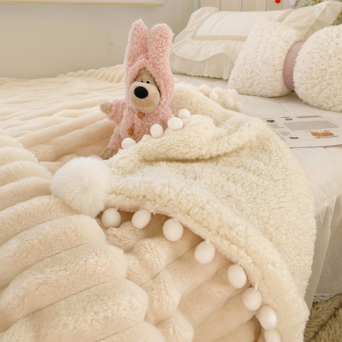 91家纺网 家纺一手货源 找家纺 潮邦创意家居 2025新款宽条球毯大抽条配羊羔绒立体工艺绒毯毛毯盖毯 宽条球毯白