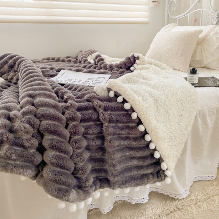 91家纺网 家纺一手货源 找家纺 潮邦创意家居 2025新款宽条球毯大抽条配羊羔绒立体工艺绒毯毛毯盖毯 宽条球毯高级灰