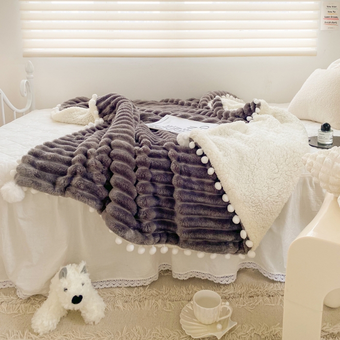 91家纺网 家纺一手货源 找家纺 潮邦创意家居 2025新款宽条球毯大抽条配羊羔绒立体工艺绒毯毛毯盖毯 宽条球毯高级灰