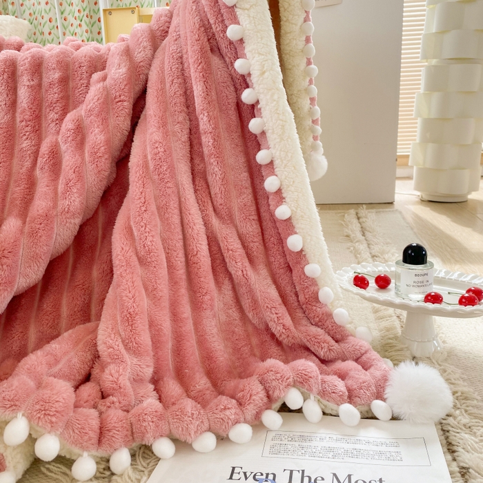 91家纺网 家纺一手货源 找家纺 潮邦创意家居 2025新款宽条球毯大抽条配羊羔绒立体工艺绒毯毛毯盖毯 宽条球毯豆沙