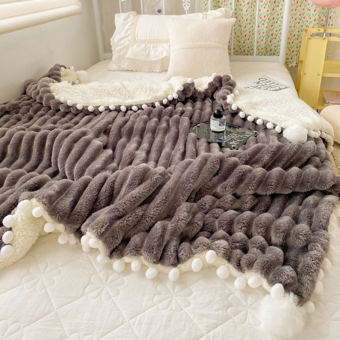 91家纺网 家纺一手货源 找家纺 潮邦创意家居 2025新款宽条球毯大抽条配羊羔绒立体工艺绒毯毛毯盖毯 宽条球毯高级灰