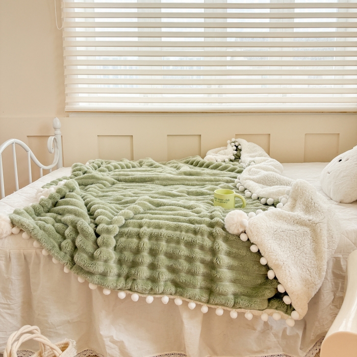 91家纺网 家纺一手货源 找家纺 潮邦创意家居 2025新款宽条球毯大抽条配羊羔绒立体工艺绒毯毛毯盖毯 宽条球毯绿