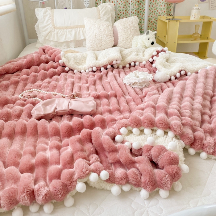 91家纺网 家纺一手货源 找家纺 潮邦创意家居 2025新款宽条球毯大抽条配羊羔绒立体工艺绒毯毛毯盖毯 宽条球毯豆沙