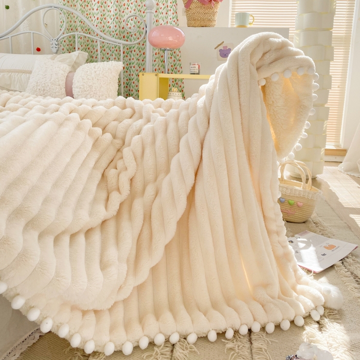 91家纺网 家纺一手货源 找家纺 潮邦创意家居 2025新款宽条球毯大抽条配羊羔绒立体工艺绒毯毛毯盖毯 宽条球毯白