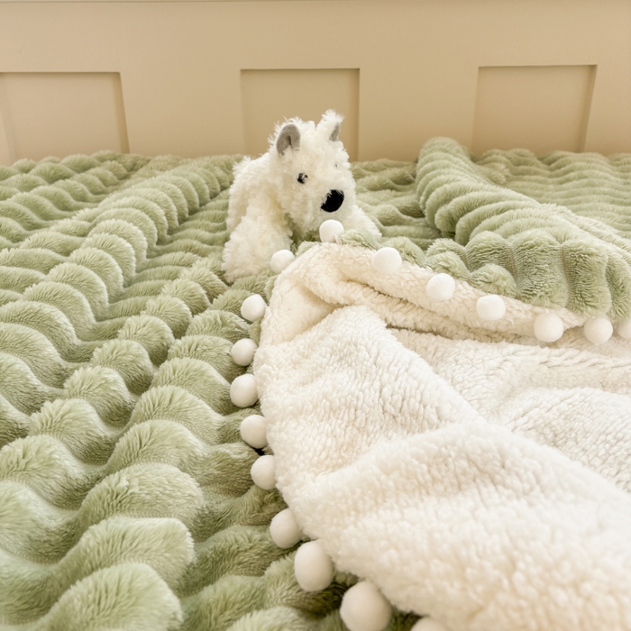 91家纺网 家纺一手货源 找家纺 潮邦创意家居 2025新款宽条球毯大抽条配羊羔绒立体工艺绒毯毛毯盖毯 宽条球毯绿