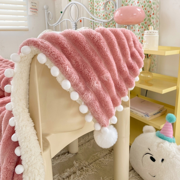 91家纺网 家纺一手货源 找家纺 潮邦创意家居 2025新款宽条球毯大抽条配羊羔绒立体工艺绒毯毛毯盖毯 宽条球毯豆沙