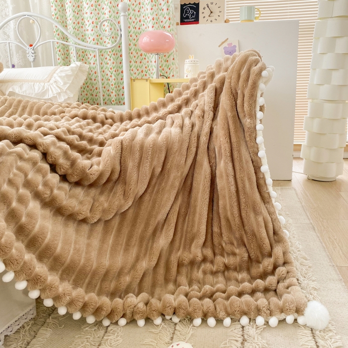 91家纺网 家纺一手货源 找家纺 潮邦创意家居 2025新款宽条球毯大抽条配羊羔绒立体工艺绒毯毛毯盖毯 宽条球毯奶咖