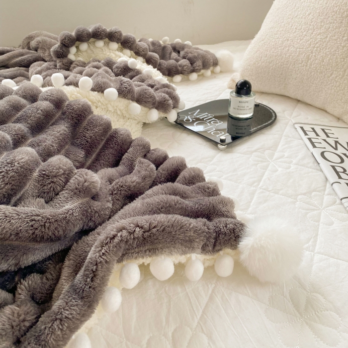 91家纺网 家纺一手货源 找家纺 潮邦创意家居 2025新款宽条球毯大抽条配羊羔绒立体工艺绒毯毛毯盖毯 宽条球毯高级灰
