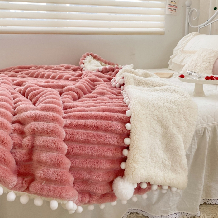 91家纺网 家纺一手货源 找家纺 潮邦创意家居 2025新款宽条球毯大抽条配羊羔绒立体工艺绒毯毛毯盖毯 宽条球毯豆沙