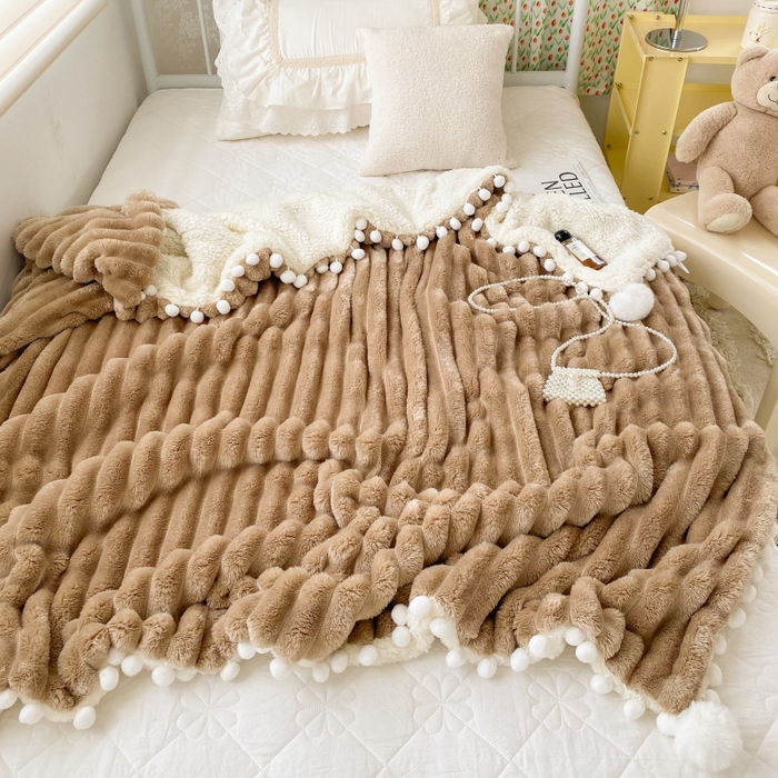 91家纺网 家纺一手货源 找家纺 潮邦创意家居 2025新款宽条球毯大抽条配羊羔绒立体工艺绒毯毛毯盖毯 宽条球毯奶咖