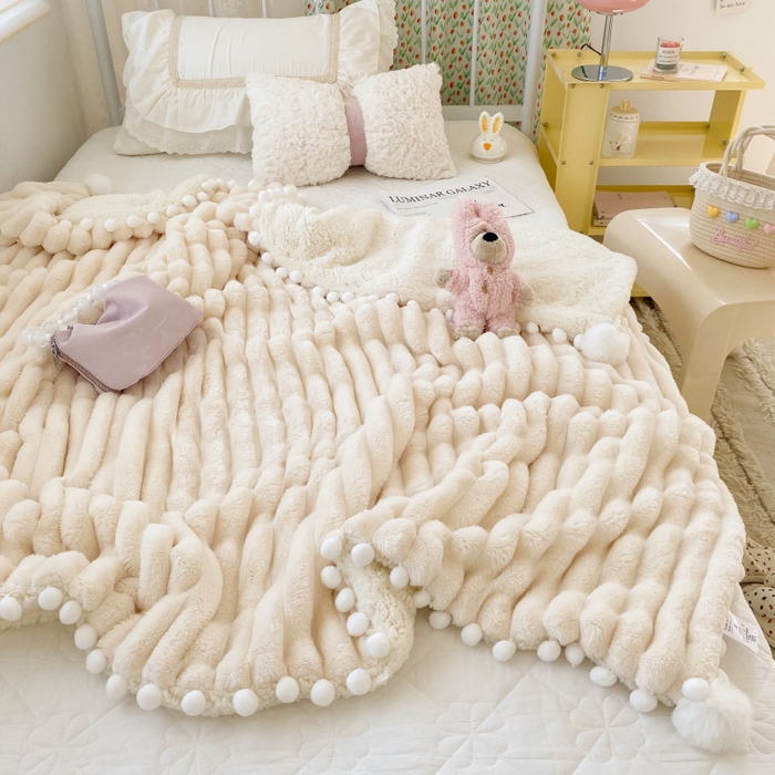 91家纺网 家纺一手货源 找家纺 潮邦创意家居 2025新款宽条球毯大抽条配羊羔绒立体工艺绒毯毛毯盖毯 宽条球毯白