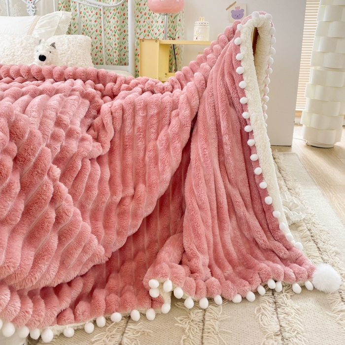 91家纺网 家纺一手货源 找家纺 潮邦创意家居 2025新款宽条球毯大抽条配羊羔绒立体工艺绒毯毛毯盖毯 宽条球毯豆沙