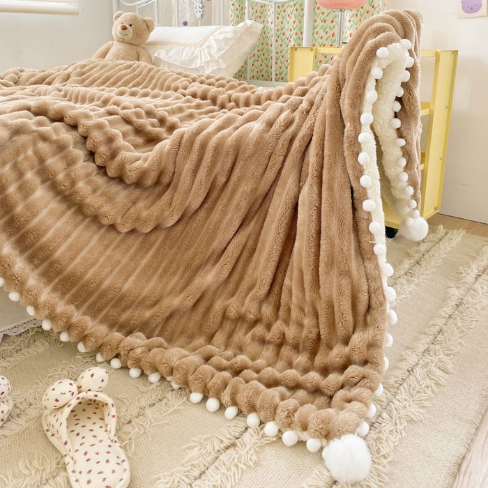 91家纺网 家纺一手货源 找家纺 潮邦创意家居 2025新款宽条球毯大抽条配羊羔绒立体工艺绒毯毛毯盖毯 宽条球毯奶咖