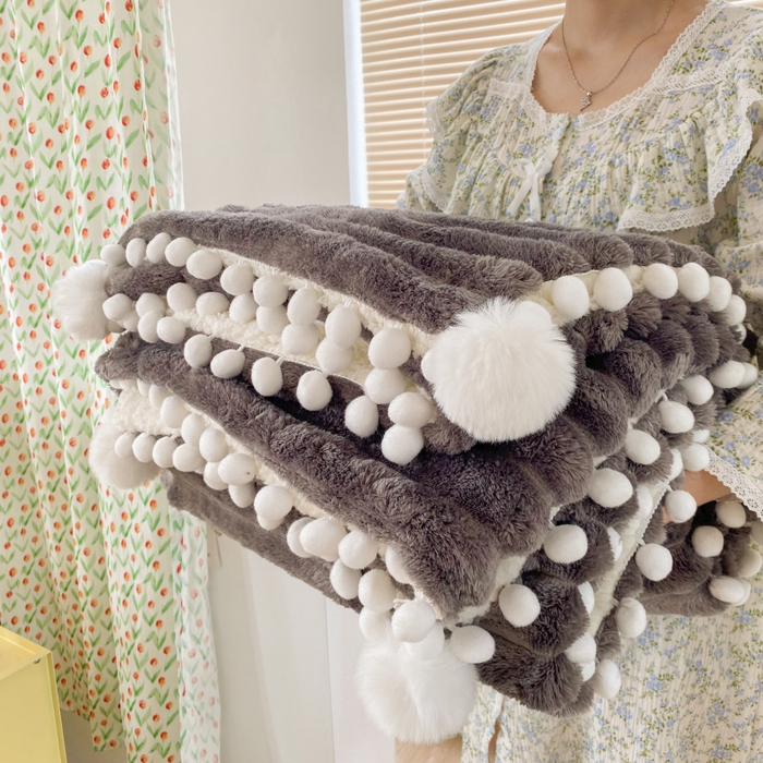 91家纺网 家纺一手货源 找家纺 潮邦创意家居 2025新款宽条球毯大抽条配羊羔绒立体工艺绒毯毛毯盖毯 宽条球毯高级灰