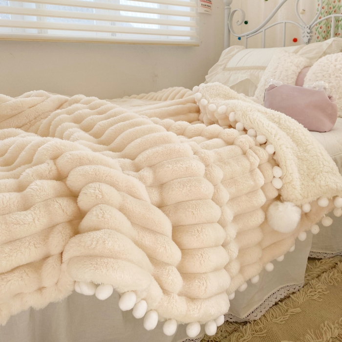 91家纺网 家纺一手货源 找家纺 潮邦创意家居 2025新款宽条球毯大抽条配羊羔绒立体工艺绒毯毛毯盖毯 宽条球毯白