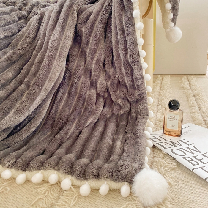 91家纺网 家纺一手货源 找家纺 潮邦创意家居 2025新款宽条球毯大抽条配羊羔绒立体工艺绒毯毛毯盖毯 宽条球毯高级灰
