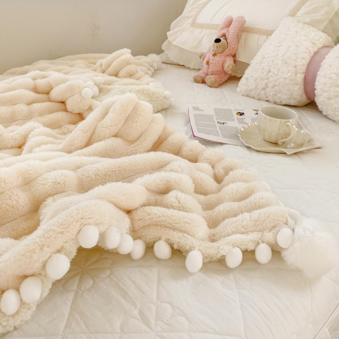 91家纺网 家纺一手货源 找家纺 潮邦创意家居 2025新款宽条球毯大抽条配羊羔绒立体工艺绒毯毛毯盖毯 宽条球毯白