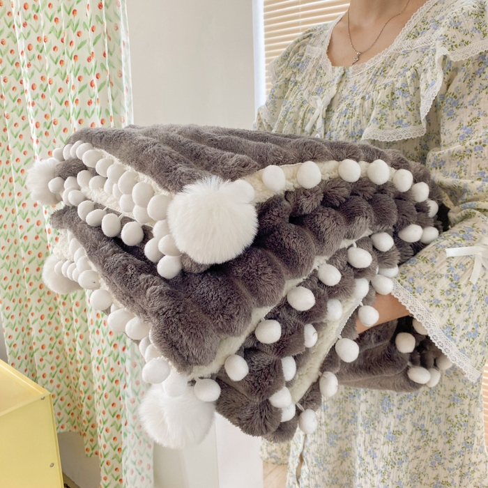 91家纺网 家纺一手货源 找家纺 潮邦创意家居 2025新款宽条球毯大抽条配羊羔绒立体工艺绒毯毛毯盖毯 宽条球毯高级灰