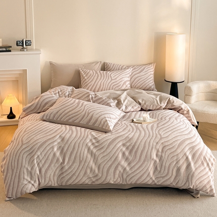 91家纺网 家纺一手货源 找家纺 莱登卡奴 2025新款A类100%全棉磨毛休闲中古系列四件套 杰斯-咖