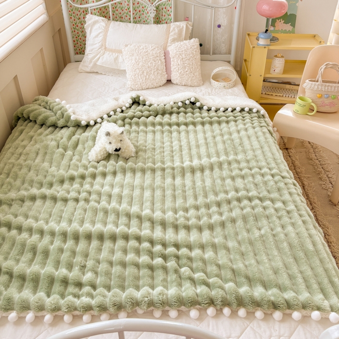 91家纺网 家纺一手货源 找家纺 潮邦创意家居 2025新款宽条球毯大抽条配羊羔绒立体工艺绒毯毛毯盖毯 宽条球毯绿