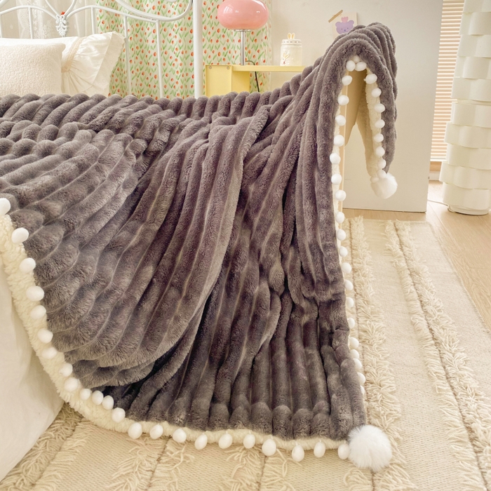91家纺网 家纺一手货源 找家纺 潮邦创意家居 2025新款宽条球毯大抽条配羊羔绒立体工艺绒毯毛毯盖毯 宽条球毯高级灰