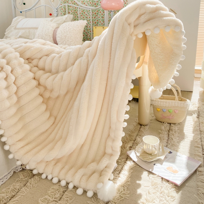 91家纺网 家纺一手货源 找家纺 潮邦创意家居 2025新款宽条球毯大抽条配羊羔绒立体工艺绒毯毛毯盖毯 宽条球毯白